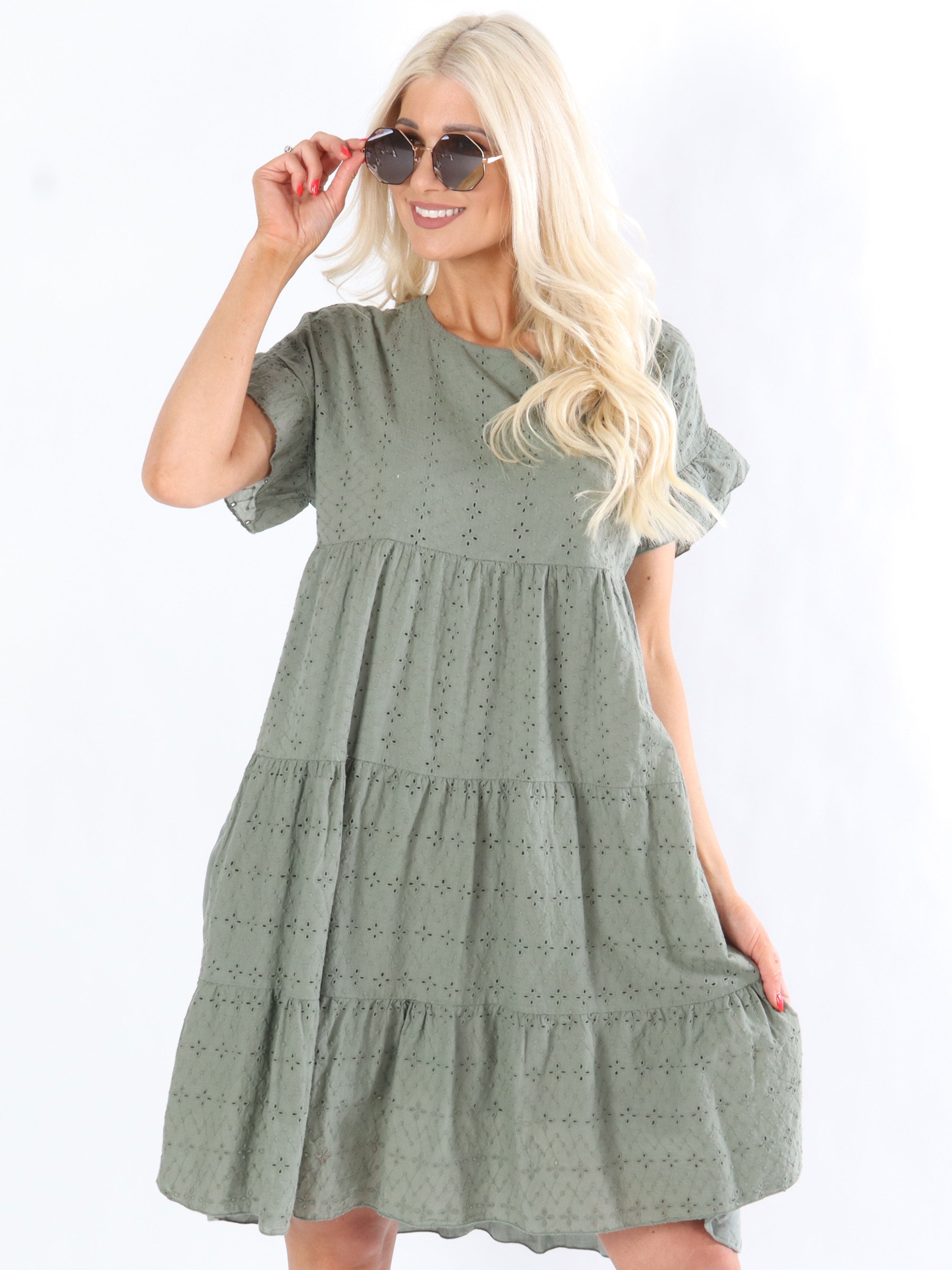 Idania - Söt klänning med broderie anglaise framsida